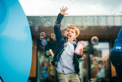 Kinderen vertellen in het stadhuis over meedoen en erbij horen: ‘Begint met iets kleins’