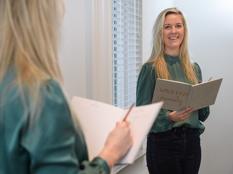 Laura Brinkmans (31) raakte haar baan als evenementenplanner kwijt door corona. Maar bij de pakken neerzitten doet ze niet: ze wordt weddingplanner.