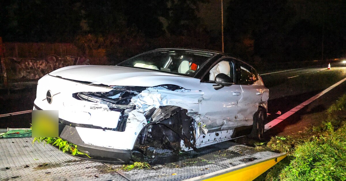 Bestuurder ramt vangrail bij knooppunt Hoevelaken en raakt voorwiel kwijt: vermoedelijk onder invloe