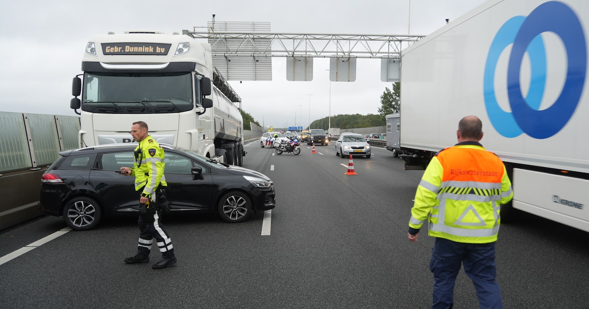 File na botsing met vrachtwagen op A28, even later staat er verderop wéér een vrachtwagen stil
