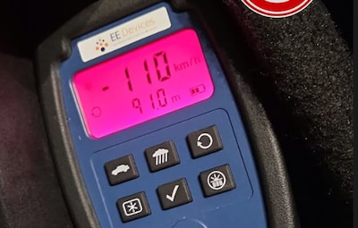 Man (27) scheurt met 110 km/u over kruising in Deventer, net daar staat de politie met een lasergun