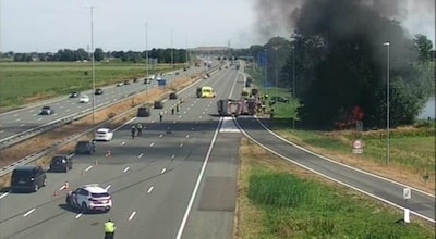 Autobrand na ongeval op A1 bij Baarn: drie rijstroken dicht