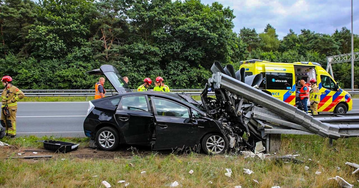 Auto eindigt vast onder ijzeren vangrail naast A50 bij Beekbergen, bestuurder gewond | 112 nieuws Ap