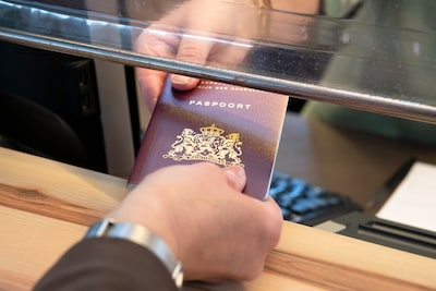Op reis naar het buitenland en paspoort of ID-kaart nodig? Dat kan even duren