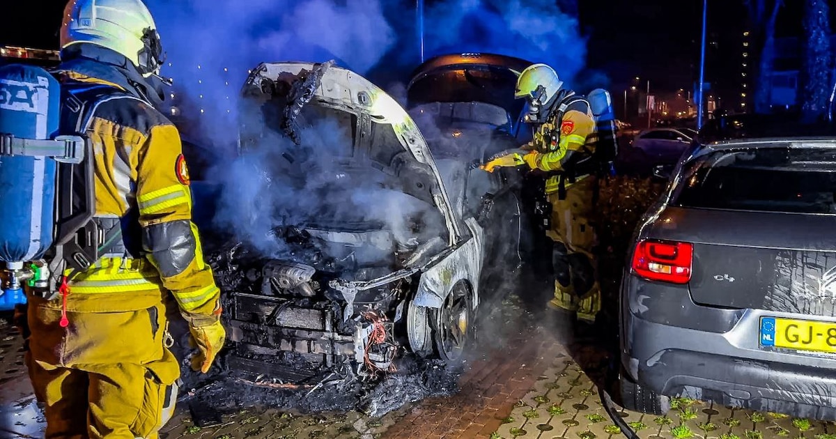 Auto verwoest bij nachtelijke brand in Enschede
