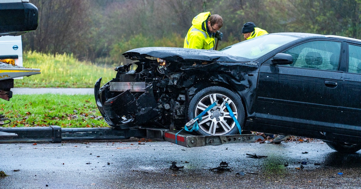 Flinke schade na aanrijding op kruispunt in Lelystad