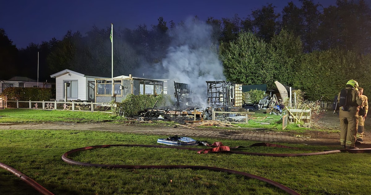 Van huisje naar smeulende resten: brand legt chalet in Barchem volledig in de as | Foto