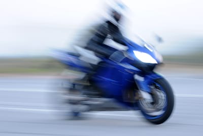 Bestuurder racemotor rijdt 81-jarige man aan, een half jaar later zijn er tranen in een stadsbus