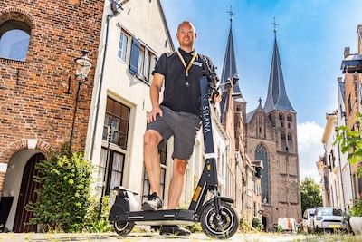 Geen rijbewijs nodig en helm niet verplicht: met deze e-steps kunnen toeristen door Deventer
