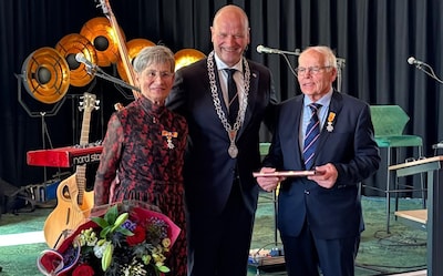 Dit stuurden jullie in: Echtpaar verrast met lintje tijdens jubileum Hospice Apeldoorn • Kerstmusica