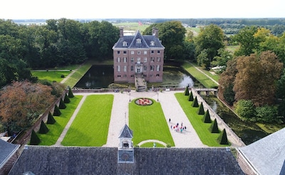 Daar zit hij nog: onze 93-jarige vader, geanimeerd in gesprek