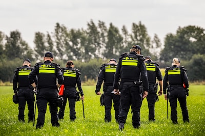 اعتقال 35 شخصاً بعد حادث إطلاق نار في قرية أوفيراسيلت الهولندية