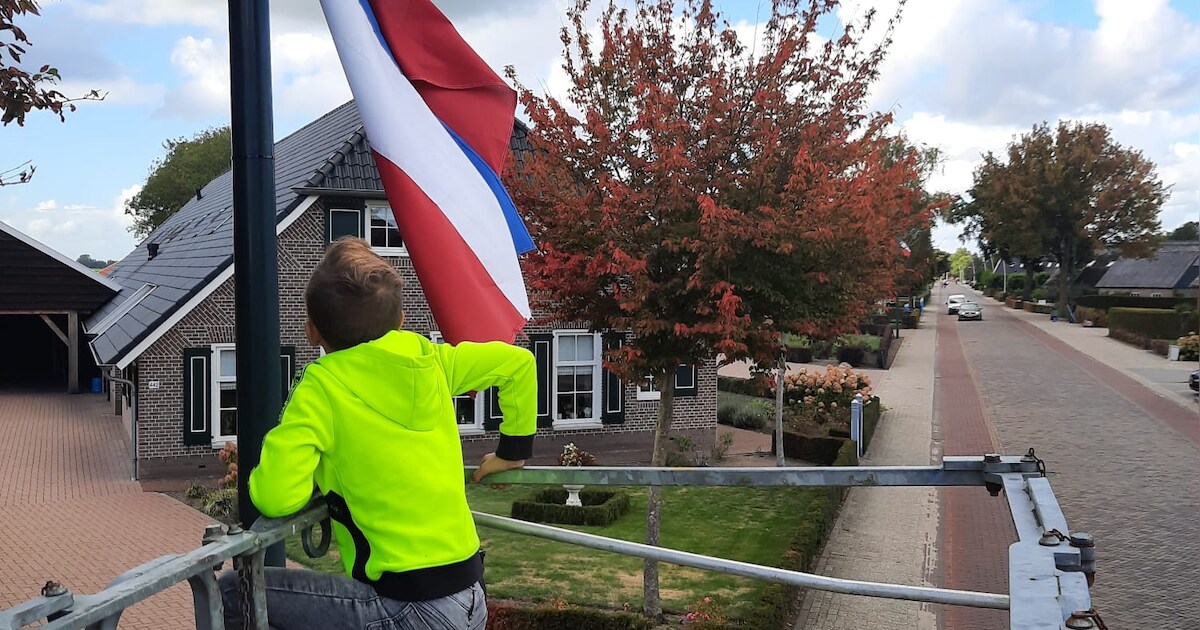 Gemeente Waadhoeke haalt omgekeerde Nederlandse vlaggen weg - Omrop Fryslân