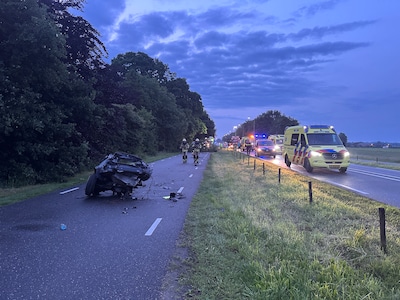 ‘In zo’n BMW lijkt het allemaal langzamer te gaan’, zegt automobilist die zo hard op een boom klapte