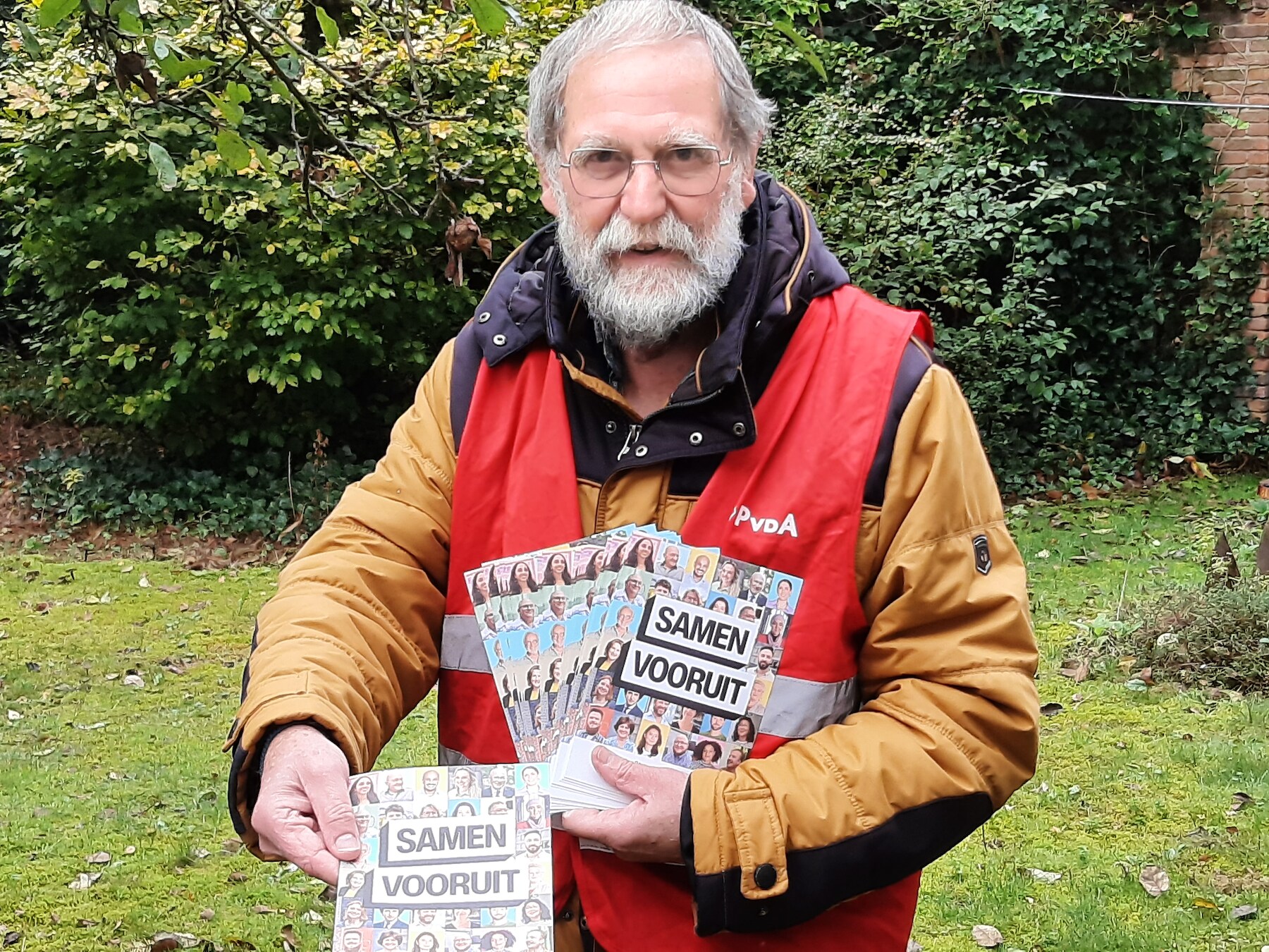 Peter (77) uit Nijverdal laat zich niet weerhouden door regen en storm: ‘Samen Vooruit’