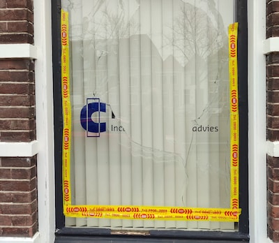Ruiten kapotgegooid bij incassobureau in Kampen: ‘Lontjes zijn korter geworden’
