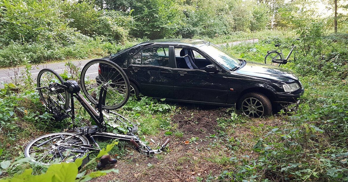 Automobilist schept drie fietsers in Tonden