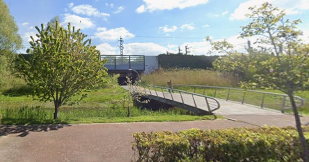 Jongen onder spoorbrug bij Lelystad gedwongen te pinnen, verdachten zouden ook zijn vriend hebben ge