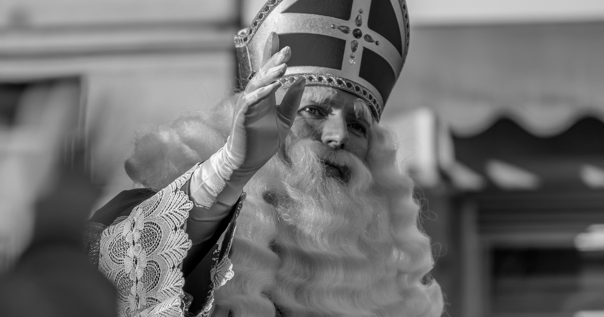 Na elk sinterklaasliedje moesten de gasten ook zingen. De hilariteit werd groter, zeker toen ze vert