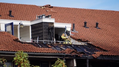 Twaalf woningen onbewoonbaar na verwoestende brand in Almelo: buren redden elkaar, hun dieren en Pla