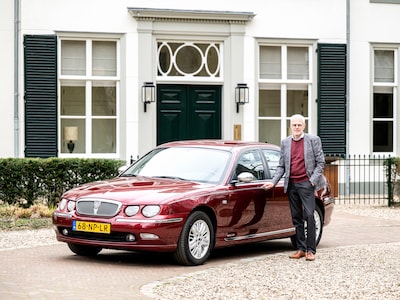 Bauke is dol op Engels auto’s en vooral zijn Rover 75: ‘Dat beige leren interieur, houten stuur, hou