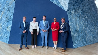 Vier nieuwe wethouders unaniem gekozen: Hellendoorn had nog nooit zoveel bestuurders van buitenaf