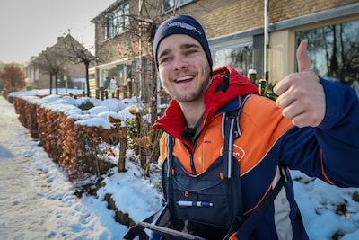 Postbezorger Luuk (19) laat zijn wijk niet in de kou staan: ‘Postbode ben je door weer en wind’