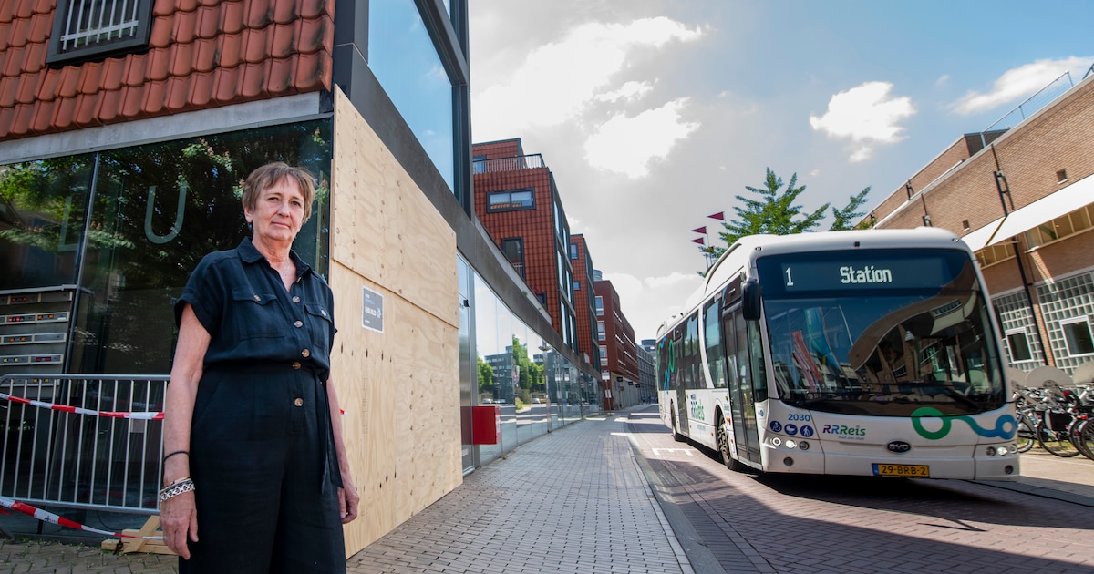 Nicolette krijgt plots een stadsbus tegen haar gevel - maar vooral het ...