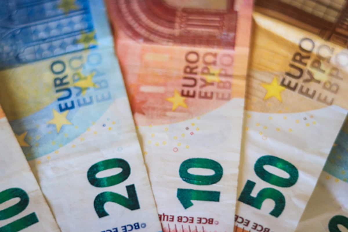 Eurobiljetten van de tweede generatie werden veiliger gemaakt en verslijten minder snel. Maar aan het ontwerp of de basiskleuren veranderde niets fundamenteel.