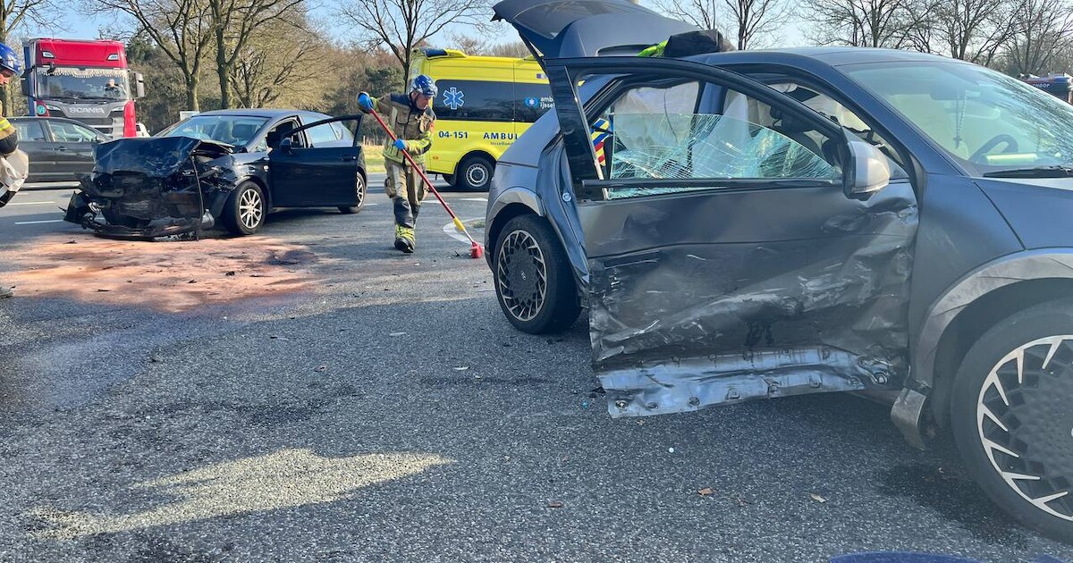 Bestuurder bevrijdt door brandweer na botsing tussen twee auto’s
