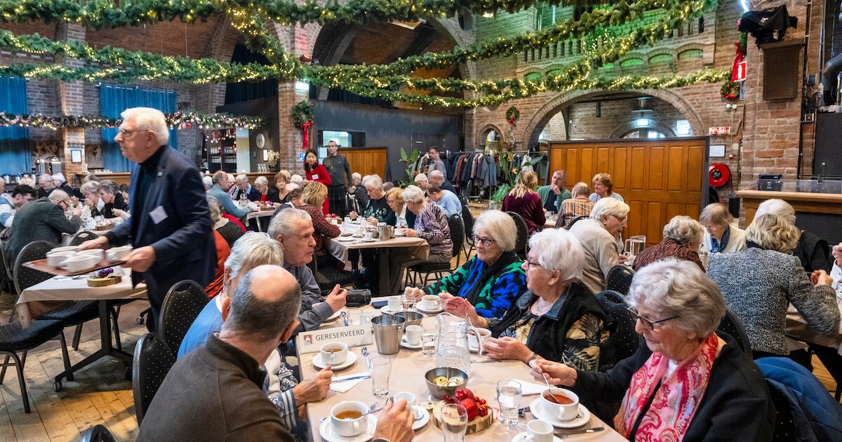 Gratis kerstmaaltijd in Huissen voor ouderen blijkt schot in de roos: ‘Juist als oudere moet je erop
