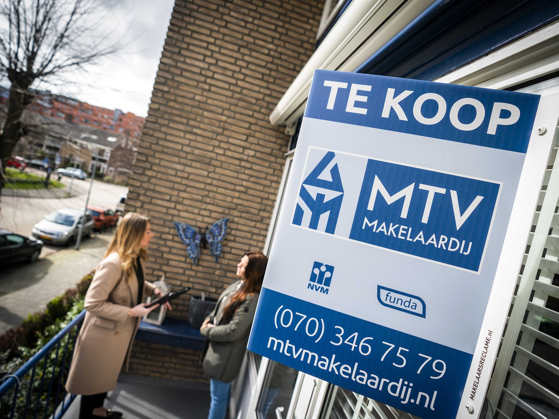 Een belangstellende voor een woning krijgt een rondleiding.