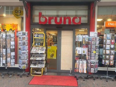 Met grote keien slaan dieven deur in van Bruna in Meppel, maar inbraak verloopt niet vlekkeloos