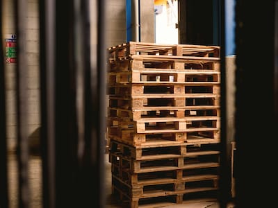 Pallet valt van 4 meter hoog op medeweker transportbedrijf in Oldenzaal