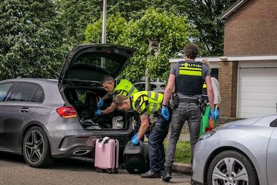 Arrestatieteam ingezet in Liendert, geparkeerd bestelbusje doorzocht en Mercedes in beslag genomen