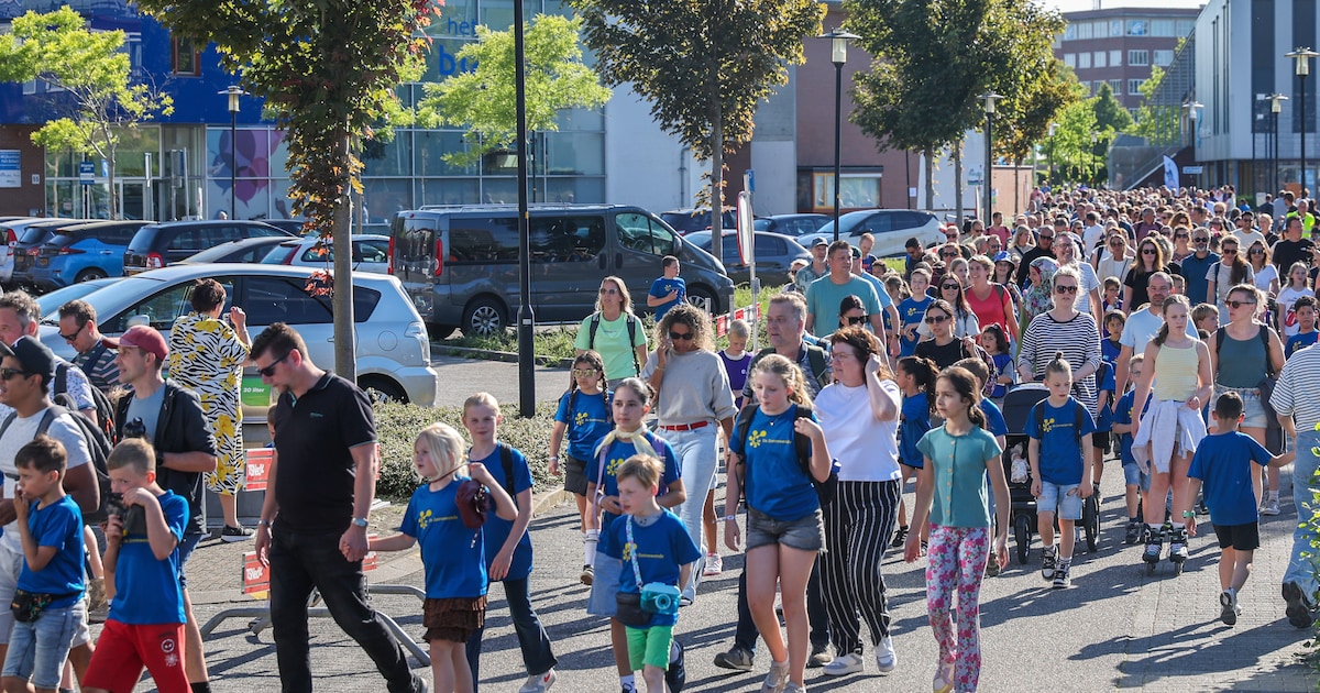 Jong en oud samen in Woudhuis en Osseveld: ruim 800 kinderen wandelen vier avonden door de wijk