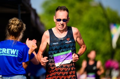 Dolf Jansen en honderden lopers trotseren hitte bij Voorthuizen Loopt: ‘Dorp zit in mijn hart’
