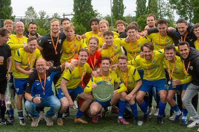 Hooglanderveen kampioen na zege op concurrent: ‘De ultieme bekroning’