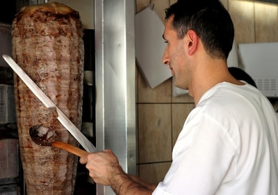 Arbeidsinspectie treft 12-jarige achter de grill aan in Doetinchemse kebabzaak en stuurt hem naar hu