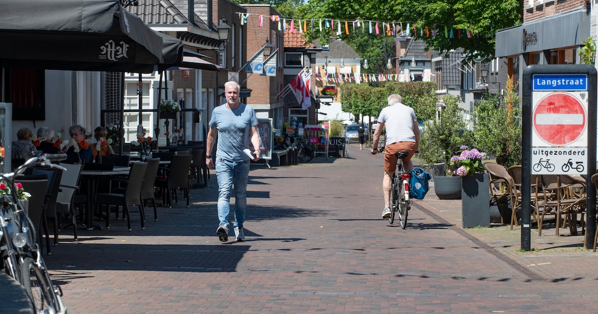 Bekende Wijhenaren helpen winkeliers tijdens winkeldag