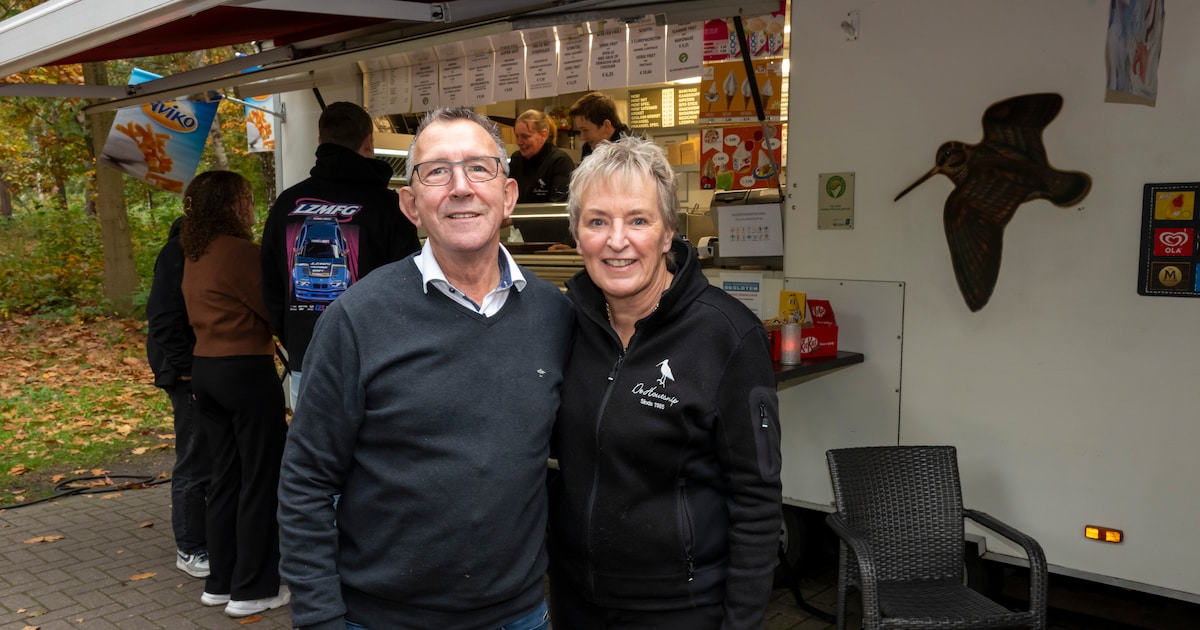 Frans en Wendy nemen na 40 jaar afscheid van snackwagen De Houtsnip