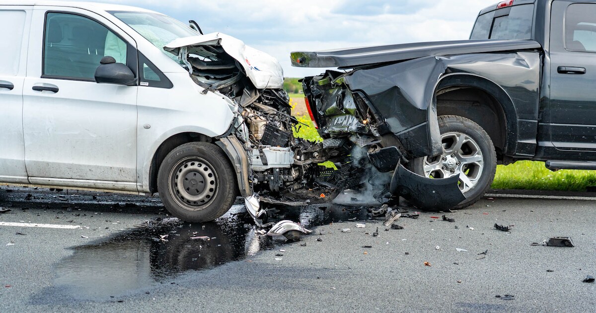 Gastank van auto geraakt bij zware botsing bij Zeewolde: twee gewonden naar het ziekenhuis