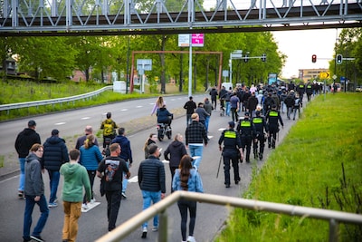 Demonstranten staan bij gemeentehuis in protest tegen noodopvang in Apeldoorn