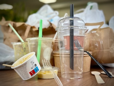 Je krijgt het in Amersfoort nog gewoon mee: plastic vorken, bekers en tasjes – ‘Ik heb nog nooit een