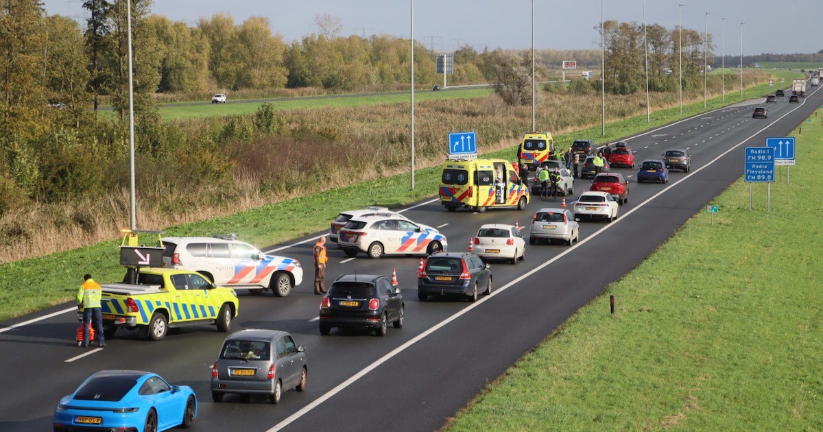 Veel vertraging en lange file door ongeval op snelweg bij Almere.