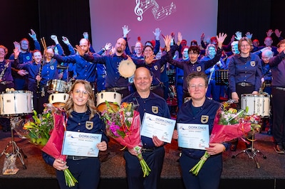 Harmonie uit Silvolde huldigt drie leden en high fives voor ‘opruimpeuters’