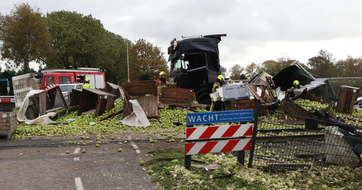 Ravage op het spoor in Brabant: overal peren na ongeluk met vrachtwagen.