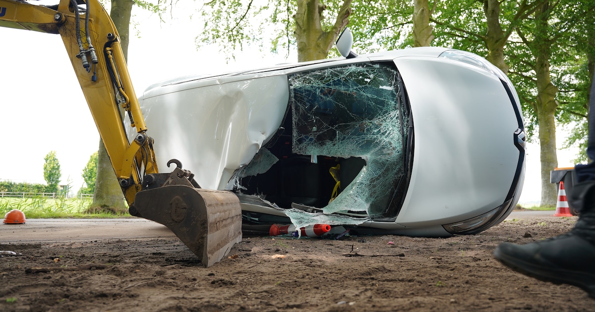 Opmerkelijk ongeval in Kamperveen, waar graafmachine en auto elkaar tegenkomen