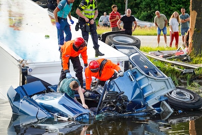 Als zijn cabine volloopt met water, weet Jeffrey genoeg en laat hij een foto van zijn vrouw zien