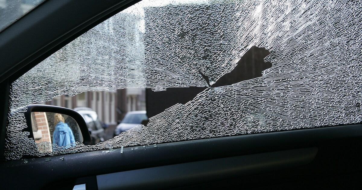 ‘Toerist’ richt ravage aan in Bathmen en vernielt acht auto’s: ‘Ik was dronken’